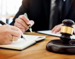 Потерпілим від злочинів проти статевої недоторканості, катувань або жорстокого поводження під час воєнних дій, а також особам без документів надано право на безоплатну правову допомогу