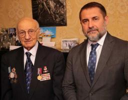 Розмови про війну, бойове поранення та 100 років «онкологічного стажу» на двох із сином, - Сергій Гайдай завітав у гості до ветерана Другої світової Євгена Драгомирецького