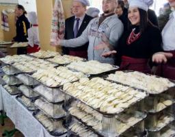 У Кремінній встановлено рекорд України з ліплення вареників