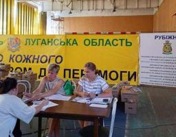 Із моменту відкриття гуманітарного штабу в Дніпрі за допомогою звернулися понад 2,5 тисячі переселенців з Рубіжного, вразливі категорії отримують додаткові набори для дітей 