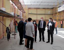 Велике будівництво на Луганщині: Сергій Гайдай проінспектував хід робіт стадіону «Нива» і шкільного спортзалу у Станиці Луганській та приймального відділення у Сватівській районній лікарні