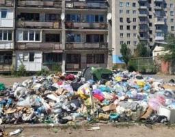 «Чисті п’ятниці»? Пропагандистські постановки скінчилися – сміття в Сєвєродонецьку ніхто не вбирав. Окупаційна влада примушує населення щотижня робити це безкоштовно