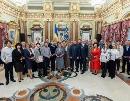 До Дня вчителя Президент відзначив освітян Луганщини почесними званнями