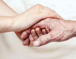 На Франківщині реалізують проєкт з надання комплексної підтримки ВПО старше 60 років – їх відвідуватимуть на дому