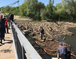 Рятувальники розчищають міст у Рубіжному від повалених дерев