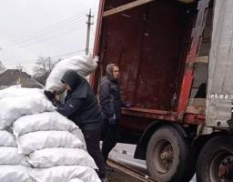 У Богданівці переселенцям з Луганщини розпочали видавати паливні брикети