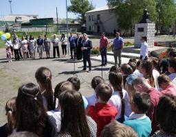 Юрій Гарбуз відкрив погруддя Тараса Шевченка у Міловській гімназії