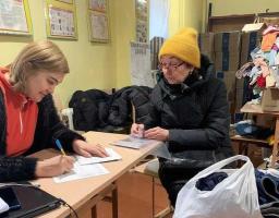 У Кремінському хабі в Дніпрі залишилося багато одягу для немовлят