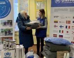 220 переселенців з Кремінної на минулому тижні отримали у Дніпрі ковдри, постільну білизну та інші необхідні предмети