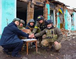  На стільці біля розбитої пошти: на Луганщині погасили новорічну марку від Укрпошти