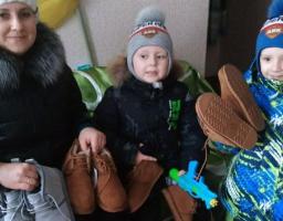 У Першотравенську 440 переселенців із Луганщини отримали зимове взуття