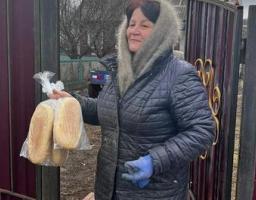 У деокупованому Невському поліцейські Луганщини роздали місцевим мешканцях свіжий хліб та допомогли доставити гуманітарну допомогу