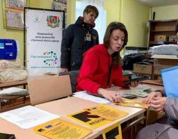 У Дніпрі жителі Луганщини отримують постільну білизну, павербанки, ліхтарі від Міжнародного комітету порятунку