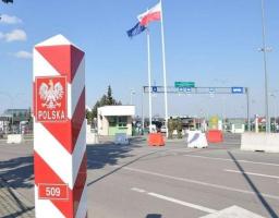 У Польщі відновлюють деякі види кеш-допомоги для українців