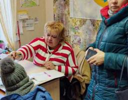 За першу половину тижня у Кремінському хабі в Києві наші ВПО отримали 400 продуктових наборів та 3000 піц. 2-річний відвідувач ділиться своїми іграшками з іншими дітками-переселенцями