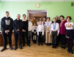 Олена Зеленська разом із командою своєї Фундації відвідала дитячий будинок сімейного типу на Львівщині та передала гуманітарну допомогу