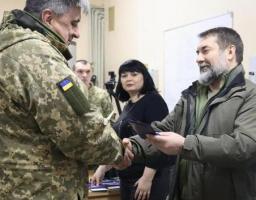 Знаком пошани "Захиснику Луганщини" Сергій Гайдай нагородив лікаря, який дістав нерозірвану гранату з грудей нашого пораненого військового