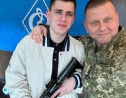 Головнокомандувач ЗС України Валерій Залужний нагородив старшого солдата 92-ї окремої механізованої бригади ім. Івана Сірка Руслана Зубарєва почесною нагрудною відзнакою «Золотий Хрест» та вручив йому заслужену нагородну зброю.