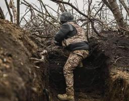 Основний тиск росіяни зосередили під Кремінною, підсанкційний банк-монополіст обіцяє за місяць вирішити питання з чергами в так званій «лнр», жителі окупованих міст декілька місяців без інтернету – їм запропоновували голосувати онлайн