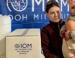 Посуд, термоковдри, подушки і рушники отримали переселенці з Луганщини в Дніпрі