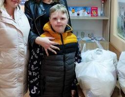 У Рівному ВПО з Луганщини видавали одяг з Європи, 555 переселенців отримали продукти харчування