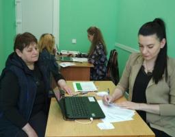 У хабах Попаснянської громади за тиждень наші ВПО отримали понад 6000 продуктових наборів, із них майже 4700 - поштою