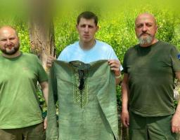 «Хижаку», який взимку на Сватівщині зупинив атаку росіян, а пізніше зазнав поранення в спину, вдячні луганчани подарували вишиванку