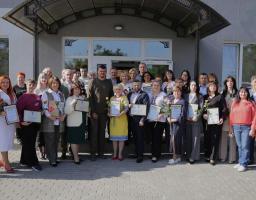 Освітянам Луганщини вручили обласні відзнаки та державні нагороди: звання Заслуженого вчителя України одержав педагог з Рубіжного, який сьогодні зі зброєю боронить країну