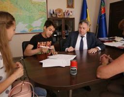 Юрій Гарбуз привітав першого у цьому році власника квартири за програмою забезпечення молоді житлом