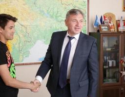 Юрій Гарбуз привітав першого у цьому році власника квартири за програмою забезпечення молоді житлом