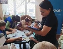 У Першотравенську на Дніпропетровщині наші ВПО отримали постільні набори, рушники, посуд, ліхтарі, павербанки, засоби гігієни