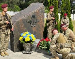 Вже дев’ять років військовослужбовці 25-ї окремої Дніпропетровської повітрянодесантної бригади у скорботі схиляють голови перед пам’яттю своїх бойових побратимів, які загинули у небі над Луганщиною