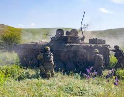 #Вірю_в_ЗСУ На нашій ділянці фронту знищено ворожі БМП-2, дві гаубиці «Гіацинт-Б», дрон-камікадзе «Ланцет», склад боєприпасів