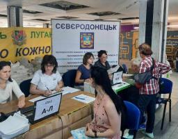 Цього тижня переселенці з Луганщини в гумхабах Сєвєродонецької громади отримали 1296 продуктових наборів