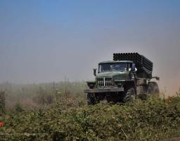 Новолюбівку атакували з «Градів» – є руйнування; нема що їсти та де жити, є куди сісти – на окупованій території росіяни збираються побудувати 25 в’язниць