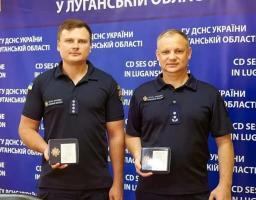 Два рятівника з Луганщини отримали відомчі відзнаки