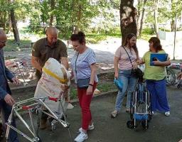 У Києві кремінянам видали інвалідні візки, які передала Японія