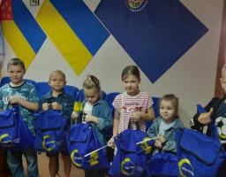 У хабі в Кропивницькому луганським дітям видали рюкзаки з павербанками