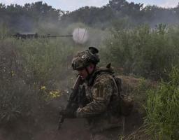 У старих районах Сєвєродонецька за відсутності дахів руйнуються будинки, в Лисичанську оголошений ще в березні перерахунок пенсій обіцяють провести в наступному році, села на лінії фронту потерпають від авіації та артилерії