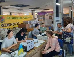 В гумхабах Сєвєродонецької громади в Дніпрі та Тернополі минулого тижня ВПО з Луганщини отримали 960 продуктових наборів та 249 пакунків підгузок
