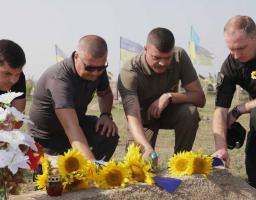 Нині могили захисників з Луганщини є в кожному регіоні. На жаль, неможливо поховати їх на рідній землі, за яку вони віддали свої життя