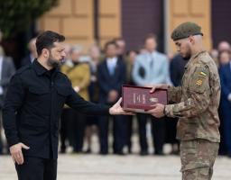 У День Конституції України Глава держави вручив орден «Золота Зірка» Олександру Іванцову з Луганська – йому присвоєне звання Героя України