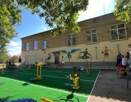 На Кіровоградщині батьки у пам’ять про загиблого сина-захисника з Кремінної встановили меморіальну дошку та спортивний майданчик