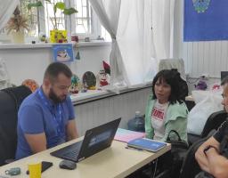 У хабі в Івано-Франківську дітям видавали шкільні набори