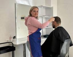 У хабі в Вінниці можна скористатися послугами перукаря