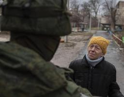 У Кремінній окупанти тероризують місцевих, у школах так званої «лнр» перевіряють телефони