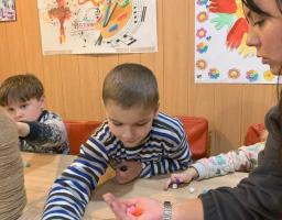 По п'ятницях у Кремінському хабі у Дніпрі відбуваються розвиваючі уроки для дошкільнят