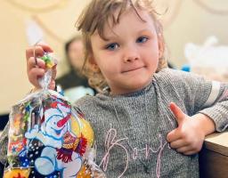 Різдвяні солодощі для дітей-переселенців вручили луганські поліцейські