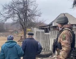 Поліцейські привезли в деокуповані села Луганщини хліб