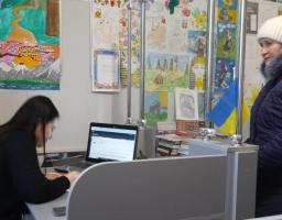 У хабі Гірської громади в Полтаві жінкам надавали набори гігієни